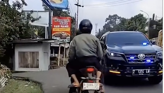 viral pelat sipil pakai strobo