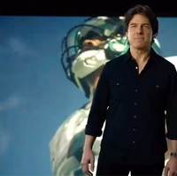 Iklan film terbaru Mission: Impossible ditampilkan 10 menit sebelum laga Super Bowl 2025. Dalam video, penonton sempat tak dikenali karena wajah Tom Cruise tampak bengkak dan seperti tertarik. Meski kulit pria 62 tahun itu memang terlihat lebih mulus tanpa kerutan namun rautnya dianggap tidak natural. Foto: Instagram