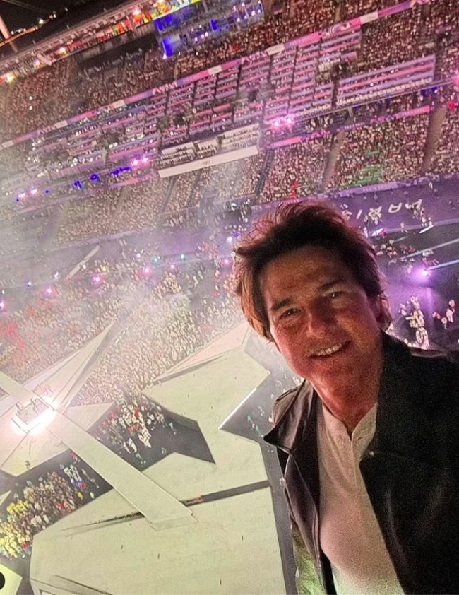 Sebelumnya wajah Tom Cruise pada penutupan Olimpiade 2024 juga sempat menuai perdebatan netizen. Ketika mengunggah foto ketika menyaksikan perayaan tersebut, banyak yang salah fokus dengan penampilan Tom yang disebut punya wajah baru. Beberapa bahkan menyebut ia seperti memasang protestik yang membuat wajah Tom bengkak dan lebih tua. Foto: Instagram