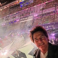 Sebelumnya wajah Tom Cruise pada penutupan Olimpiade 2024 juga sempat menuai perdebatan netizen. Ketika mengunggah foto ketika menyaksikan perayaan tersebut, banyak yang salah fokus dengan penampilan Tom yang disebut punya wajah baru. Beberapa bahkan menyebut ia seperti memasang protestik yang membuat wajah Tom bengkak dan lebih tua. Foto: Instagram