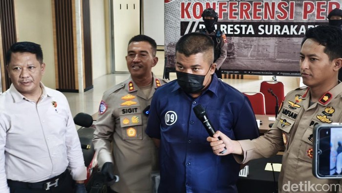 Wakapolresta Solo AKBP Sigit, bersama tersangka penipuan tiket Timnas Indonesia, Respati Bayu Adhi, saat konferensi pers di Mapolres Solo, Selasa (11/2/2025).