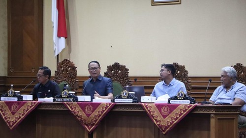 Wakil Bupati Badung Ketut Suiasa saat memimpin rapat koordinasi kelangkaan LPG 3 kg di Ruang Rapat Kerta Gosana Puspem Badung, Selasa (11/2/2025). (Foto: Dok. Pemkab Badung)