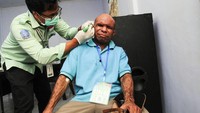 Petugas kesehatan memeriksa rongga telinga warga saat cek kesehatan gratis di puskesmas, Distrik Sentani, Kabupaten Jayapura, Papua, Selasa (11/2/2025).