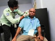 Warga Papua Jalani Pemeriksaan Kesehatan Gratis di Puskesmas