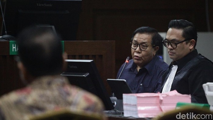 Zarof Ricar Bersaksi untuk 3 Terdakwa Hakim Ronald Tannur Mantan pejabat Mahkamah Agung (MA), Zarof Ricar, bersaksi kasus suap vonis bebas Gregorius Ronald Tannur. Zarof mengakui pengacara Ronald, Lisa Rachmat, meminta bantuan.