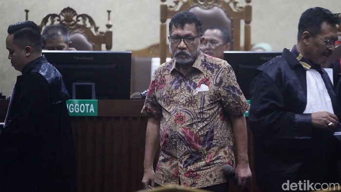 Mantan pejabat Mahkamah Agung (MA), Zarof Ricar, bersaksi kasus suap vonis bebas Gregorius Ronald Tannur. Zarof mengakui pengacara Ronald, Lisa Rachmat, meminta bantuan.