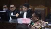 Terdakwa mantan pejabat Mahkamah Agung (MA), Zarof Ricar dihadirkan jaksa penuntut umum sebagai saksi dalam sidang dugaan suap dengan terdakwa tiga hakim PN Surabaya yakni Erintuah Damanik, Mangapul, dan Heru Hanindyo yang membebaskan Gregorius Ronald Tannur di Pengadilan Tipikor, Jakarta, Selasa (11/02/2025). 