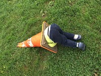 Memang anak kecil suka bertindak kocak dan bikin nyengir yang melihatnya. Siapa di sini yang suka anak kecil, acung jari!