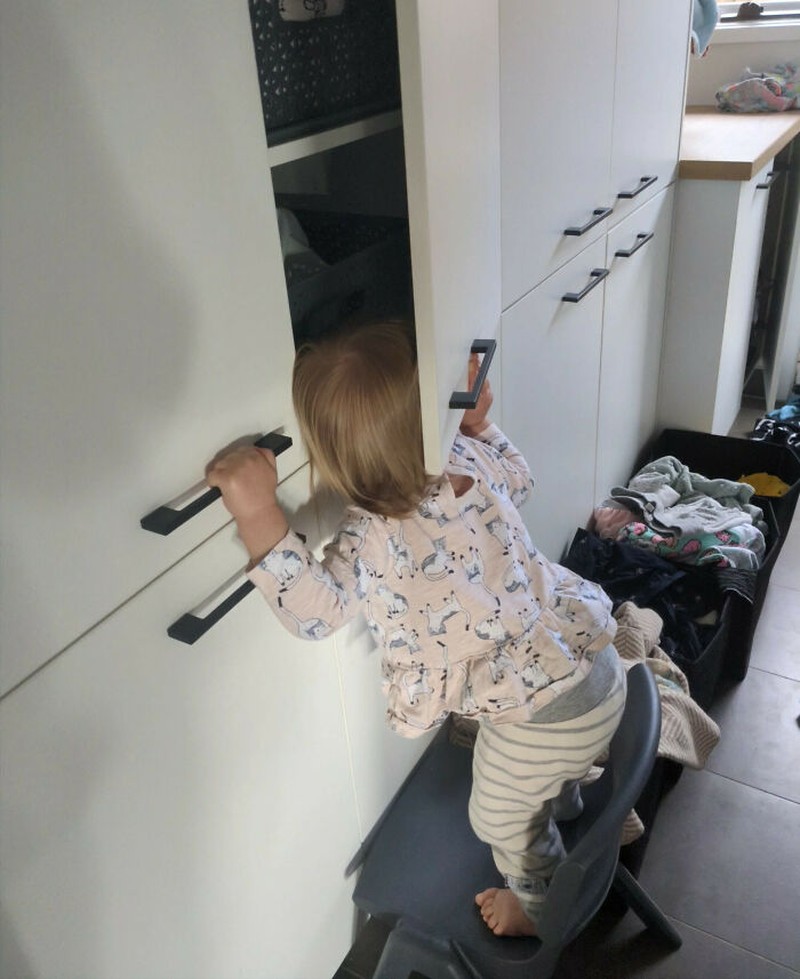 Memang anak kecil suka bertindak kocak dan bikin nyengir yang melihatnya. Siapa di sini yang suka anak kecil, acung jari!