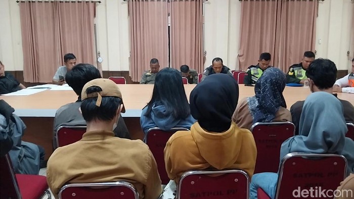 8 pasangan remaja saat diberikan arahan usai terjaring razia Satpol PP.