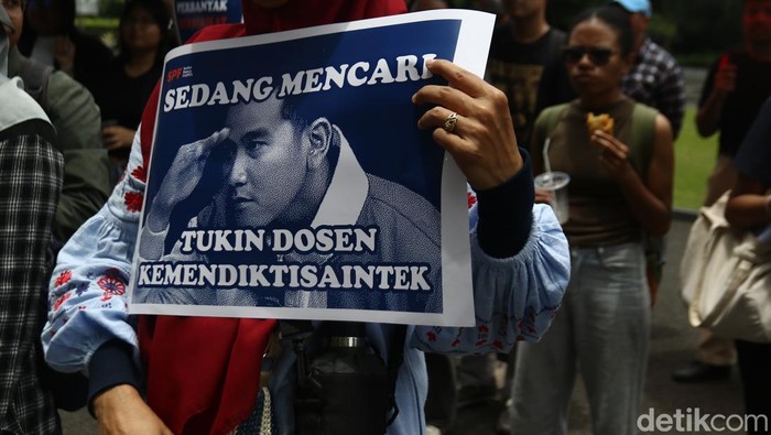 Sejumlah dosen, tendik, mahasiswa, dan elemen pekerja yang tergabung dalam Serikat Pekerja Fisipol (SPF) UGM menggelar aksi solidaritas tunjangan kinerja dosen ASN di halaman Balairung, UGM, Rabu (12/2/2025).