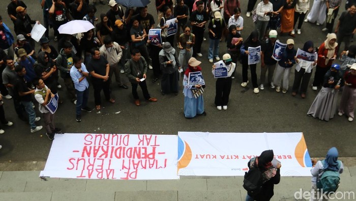 Sejumlah dosen, tendik, mahasiswa, dan elemen pekerja yang tergabung dalam Serikat Pekerja Fisipol (SPF) UGM menggelar aksi solidaritas tunjangan kinerja dosen ASN di halaman Balairung, UGM, Rabu (12/2/2025).