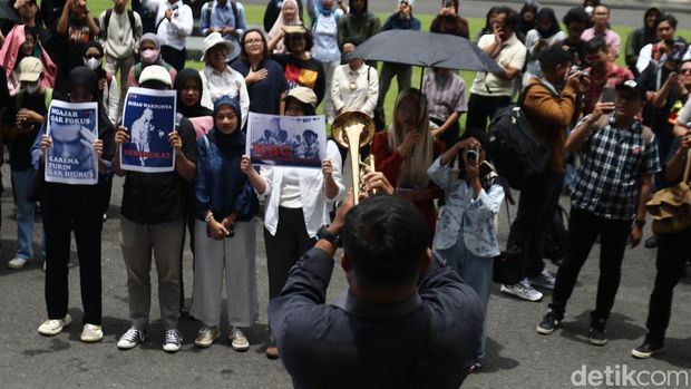 Sejumlah dosen, tendik, mahasiswa, dan elemen pekerja yang tergabung dalam Serikat Pekerja Fisipol (SPF) UGM menggelar aksi solidaritas tunjangan kinerja dosen ASN di halaman Balairung, UGM, Rabu (12/2/2025).