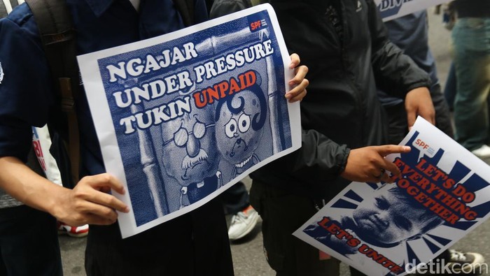 Sejumlah dosen, tendik, mahasiswa, dan elemen pekerja yang tergabung dalam Serikat Pekerja Fisipol (SPF) UGM menggelar aksi solidaritas tunjangan kinerja dosen ASN di halaman Balairung, UGM, Rabu (12/2/2025).