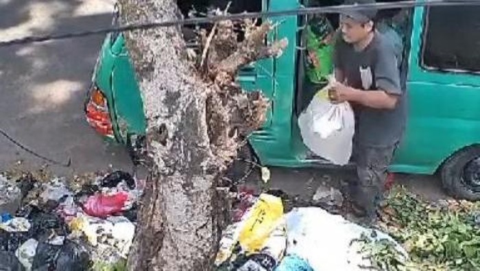 Aksi tak terpuji sopir angkot buang sampah di pinggir jalan.