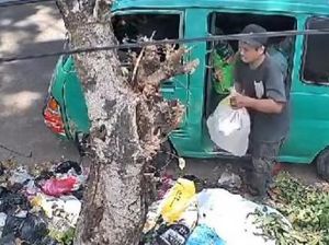 Sopir Angkot Pembuang Sampah di Jalan Ditangkap Satpol PP Bandung