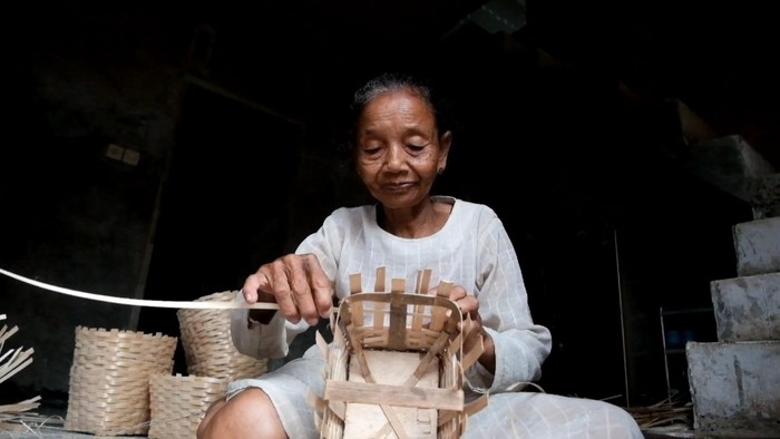 Aktivitas di Kampung Cikaray yang dikenal sebagai destinasi wisata kerajinan anyaman bambu.
