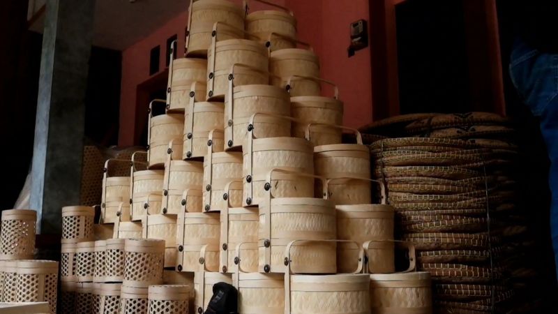 Aktivitas di Kampung Cikaray yang dikenal sebagai destinasi wisata kerajinan anyaman bambu.