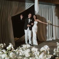 Berbeda dengan akad nikah yang mengusung adat Minang, di resepsi pernikahan Angga dan Shenina memilih mengenakan baju pengantin internasional. Angga tampil gagah dengan jas hitam dan celana putih dipadukan dasi kupu-kupu. Sementara Shenina terlihat menawan dengan gaun tube putih polos berbahan satin. Foto: Instagram/@sheninacinnamon