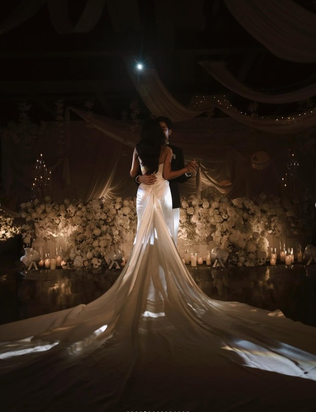 Gaun yang dikenakan Shenina itu tampak memiliki ekor yang cukup panjang hingga menyapu lantai, membuat penampilannya jadi terlihat ekstra namun tetap simpel dan elegan. Rambutnya juga tampak hanya dibiarkan terurai dengan gaya mermaid curl. Foto: Instagram/@sheninacinnamon