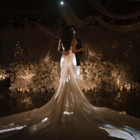 Gaun yang dikenakan Shenina itu tampak memiliki ekor yang cukup panjang hingga menyapu lantai, membuat penampilannya jadi terlihat ekstra namun tetap simpel dan elegan. Rambutnya juga tampak hanya dibiarkan terurai dengan gaya mermaid curl. Foto: Instagram/@sheninacinnamon