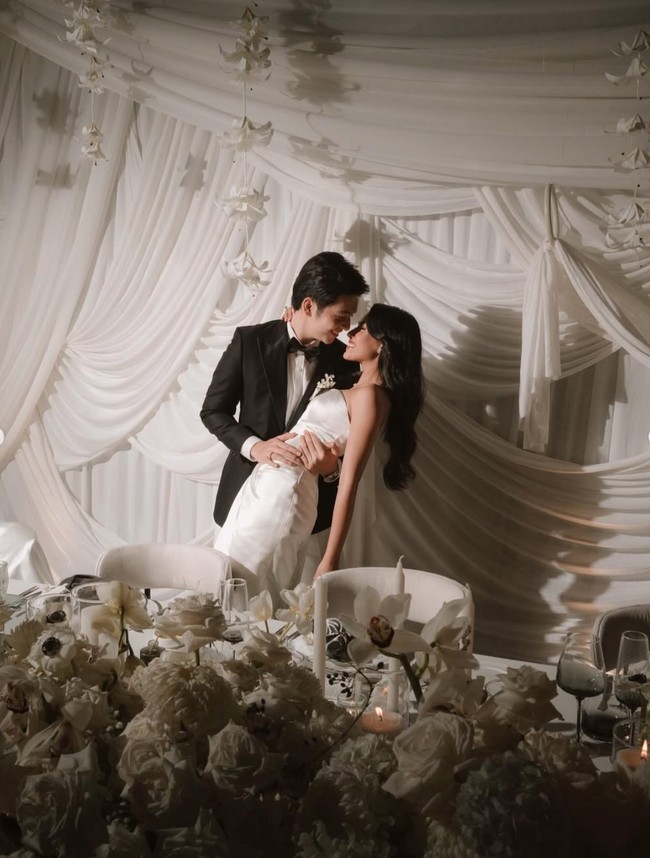 Disebut netizen sebagai dream wedding, dekorasi simpel namun tetap elegan dengan dominasi warna putih juga tak kalah mencuri atensi. “Bener2 wedding dream deh ini. All white, simpleeee, elegan, hangat, intimate,” komentar salah seorang netizen. Foto: Instagram/@sheninacinnamon