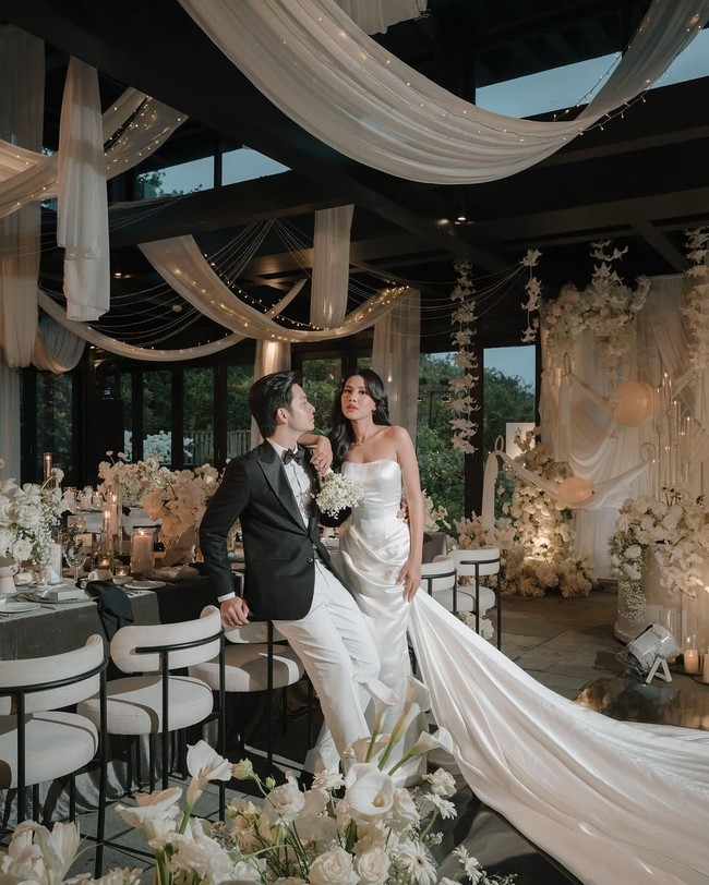 Nuansa serba putih menghiasi pernikahan Angga Yunanda dan Shenina Cinnamon yang digelar secara intim. Akad nikah digelar di Bvlgari Resort Bali, pada Senin (10/02/2025). Mulai dari backdrop, wedding gate, rangkaian bunga, hingga set meja kursi berwarna putih. Meskipun mengusung desain monokrom alias satu tone warna, dekorasi tetap terlihat indah dan tidak monoton. Foto: Instagram @sheninacinnamon/ @angga
