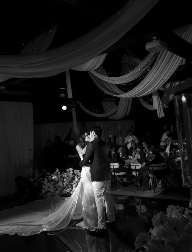 Resmi menjadi pasangan suami-istri, Angga dan Shenina pun memamerkan pose mesra mereka. Tak sedikit penggemar Angga yang menyebut hari pernikahannya tersebut sebagai Hari Patah Hati Nasional. Foto: Instagram/@sheninacinnamon