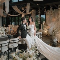 Nuansa serba putih menghiasi pernikahan Angga Yunanda dan Shenina Cinnamon yang digelar secara intim. Akad nikah digelar di Bvlgari Resort Bali, pada Senin (10/02/2025). Mulai dari backdrop, wedding gate, rangkaian bunga, hingga set meja kursi berwarna putih. Meskipun mengusung desain monokrom alias satu tone warna, dekorasi tetap terlihat indah dan tidak monoton. Foto: Instagram @sheninacinnamon/ @angga