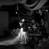 Resmi menjadi pasangan suami-istri, Angga dan Shenina pun memamerkan pose mesra mereka. Tak sedikit penggemar Angga yang menyebut hari pernikahannya tersebut sebagai Hari Patah Hati Nasional. Foto: Instagram/@sheninacinnamon