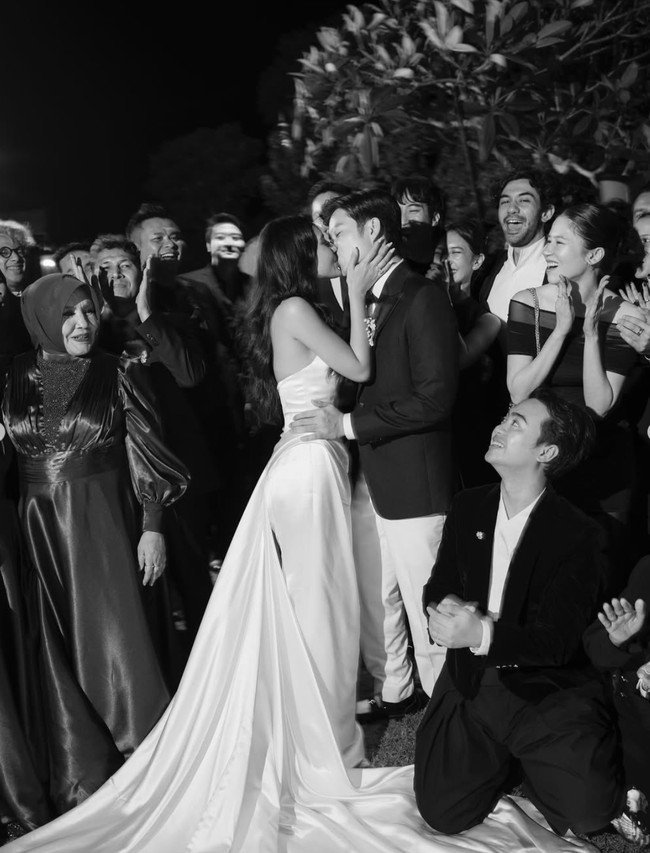 Digelar secara intimate, beberapa rekan artis terlihat turut hadir di acara tersebut. Seperti Laura Basuki, Reza Rahardian, Vidi Aldiano, dan Sheila Dara. Foto: Instagram/@sheninacinnamon