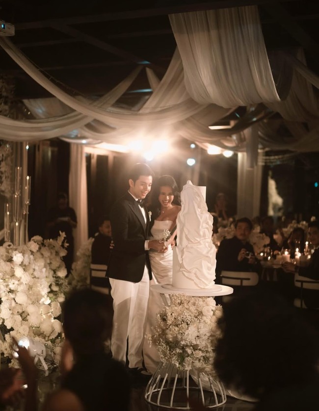 Wedding cake Angga dan Shenina juga tampak simpel namun tetap artistik dan elegan. Terdiri dari 3 tingkat, kue pernikahan tersebut berwarna putih polos dengan aksen di sebagian sisinya. Foto: Instagram/@sheninacinnamon