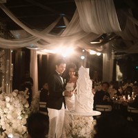 Wedding cake Angga dan Shenina juga tampak simpel namun tetap artistik dan elegan. Terdiri dari 3 tingkat, kue pernikahan tersebut berwarna putih polos dengan aksen di sebagian sisinya. Foto: Instagram/@sheninacinnamon