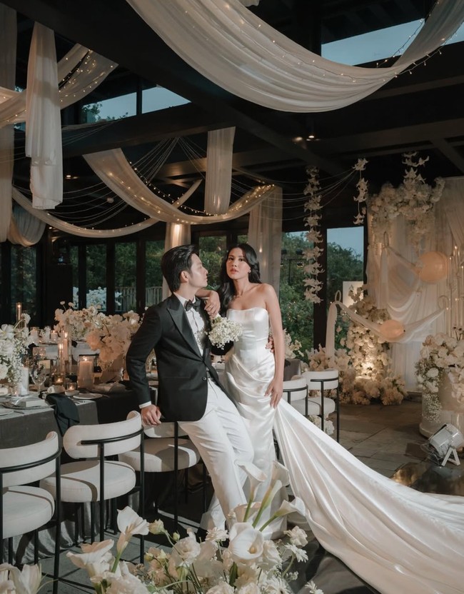 Pasangan artis Angga Yunanda dan Shenina Cinnamon diketahui baru saja resmi menikah pada 10 Februari 2025. Setelah menjadi pasangan suami-istri, keduanya menggelar acara resepsi pernikahan intimate yang dihadiri oleh keluarga dan orang-orang terdekat. Foto: Instagram/@sheninacinnamon