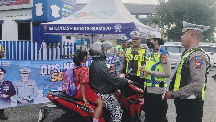 Anggota Satlantas Polresta Sidoarjo sosialiasi Ops Keselamatan Semeru 2025 ke pengendara
