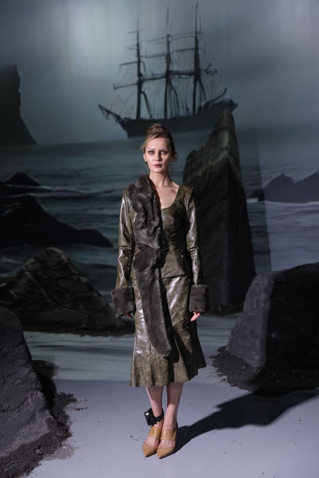 Anna Delvey yang kasusnya sebagai sosialita gadungan sempat membuat kehebohan beberapa tahun lalu, menjadi salah satu model di peragaan busana desainer Elena Velez, Minggu (9/2/2025). Bukan pertama kali jadi model fashion show, ia kali ini mengenakan gaun pensil berbahan kulit cokelat dengan detail ruffle di bahu. (Foto: JP Yim/Getty Images)