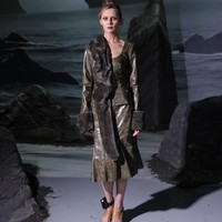 Anna Delvey yang kasusnya sebagai sosialita gadungan sempat membuat kehebohan beberapa tahun lalu, menjadi salah satu model di peragaan busana desainer Elena Velez, Minggu (9/2/2025). Bukan pertama kali jadi model fashion show, ia kali ini mengenakan gaun pensil berbahan kulit cokelat dengan detail ruffle di bahu. (Foto: JP Yim/Getty Images)