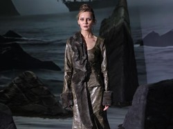 Anna Delvey Beraksi di Catwalk, Gelang Kaki Tahanan Rumah Tetap Dipakai