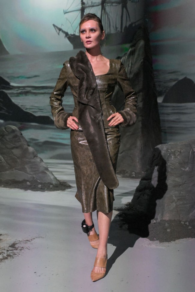 Gelang pemantau yang wajib ia pakai sebagai bagian dari status tahanan rumahnya pun tampak jelas sehingga memberi kesan eksentrik pada penampilannya.Delvey dihukum pada April 2019 atas delapan dakwaan, termasuk percobaan pencurian besar-besaran tingkat pertama. (Foto: Giovanni Giannoni/WWD via Getty Images)