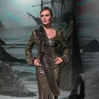 Gelang pemantau yang wajib ia pakai sebagai bagian dari status tahanan rumahnya pun tampak jelas sehingga memberi kesan eksentrik pada penampilannya.Delvey dihukum pada April 2019 atas delapan dakwaan, termasuk percobaan pencurian besar-besaran tingkat pertama. (Foto: Giovanni Giannoni/WWD via Getty Images)