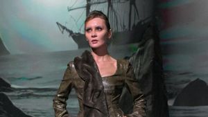 Foto: Aksi Sosialita Gadungan di Catwalk, Status Masih Tahanan Rumah