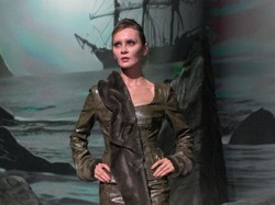 Foto: Aksi Sosialita Gadungan di Catwalk, Status Masih Tahanan Rumah