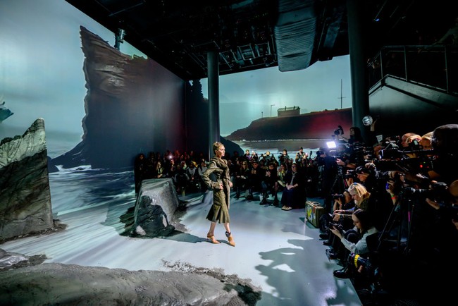 Namun, bukan hanya gaunnya yang menarik perhatian, melainkan aksesori unik yang masih melekat padanya: gelang pemantau pergelangan kaki (ankle monitor). Dalam video yang beredar di media sosial, perempuan 34 tahun itu tampil percaya diri dengan sepatu hak tinggi berwarna nude dan tatanan rambut elegan. (Foto: Roy Rochlin/Getty Images)