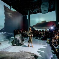 Namun, bukan hanya gaunnya yang menarik perhatian, melainkan aksesori unik yang masih melekat padanya: gelang pemantau pergelangan kaki (ankle monitor). Dalam video yang beredar di media sosial, perempuan 34 tahun itu tampil percaya diri dengan sepatu hak tinggi berwarna nude dan tatanan rambut elegan. (Foto: Roy Rochlin/Getty Images)