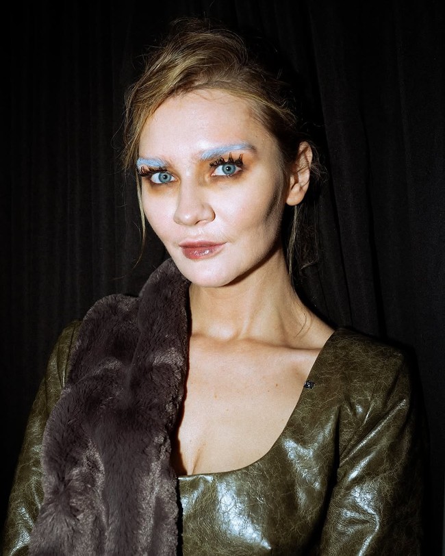 Delvey yang semakin dikenal luas setelah kisah hidupnya diangkat dalam serial Netflix Inventing Anna pada 2022, diwajibkan mengenakan gelang pemantau elektronik, yang kini tampaknya telah menjadi bagian dari gaya khasnya. Bahkan, setelah tampil di musim ke-33 acara Dancing With the Stars pada 2024, Delvey mengungkapkan bahwa ia sedang berupaya mendapatkan izin untuk mengganti ankle monitor dengan versi yang lebih kecil berbentuk jam tangan. (Foto: Instagram/@oslaywemua)