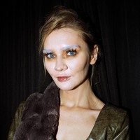 Delvey yang semakin dikenal luas setelah kisah hidupnya diangkat dalam serial Netflix Inventing Anna pada 2022, diwajibkan mengenakan gelang pemantau elektronik, yang kini tampaknya telah menjadi bagian dari gaya khasnya. Bahkan, setelah tampil di musim ke-33 acara Dancing With the Stars pada 2024, Delvey mengungkapkan bahwa ia sedang berupaya mendapatkan izin untuk mengganti ankle monitor dengan versi yang lebih kecil berbentuk jam tangan. (Foto: Instagram/@oslaywemua)