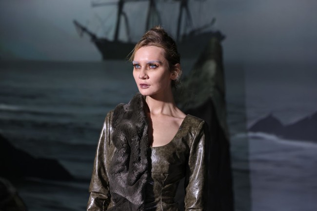 Perempuan yang melakukan penipuan dengan berpura-pura sebagai sosialita New York sekaligus pewaris kaya asal Jerman dijatuhi hukuman 4 hingga 12 tahun penjara, didenda sebesar US$ 24.000, dan diperintahkan membayar restitusi senilai US$ 199.000. Setelah dibebaskan dari pusat penahanan imigrasi di Orange County, New York, pada Oktober 2022, Delvey tetap berada dalam tahanan rumah di East Village, New York City. (Foto: JP Yim/Getty Images)