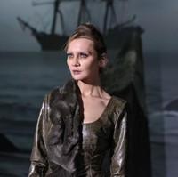 Perempuan yang melakukan penipuan dengan berpura-pura sebagai sosialita New York sekaligus pewaris kaya asal Jerman dijatuhi hukuman 4 hingga 12 tahun penjara, didenda sebesar US$ 24.000, dan diperintahkan membayar restitusi senilai US$ 199.000. Setelah dibebaskan dari pusat penahanan imigrasi di Orange County, New York, pada Oktober 2022, Delvey tetap berada dalam tahanan rumah di East Village, New York City. (Foto: JP Yim/Getty Images)