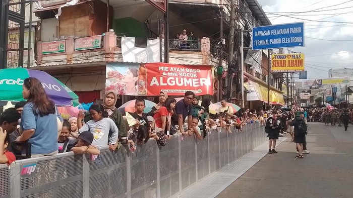 Antusiasme masyarakat dalam perayaan Cap Go Meh di Jalan Suryakencana, Bogor