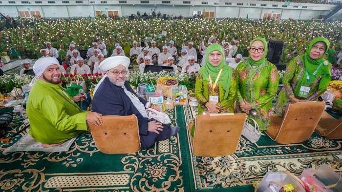 As Syaikh As Sayyid Afeefuddin Al Jailani, cicit dari Syekh Abdul Qadir Al Jailani di acara Sholawat bersama Habib Syech Bin Abdul Qodir Assegaf di Jatim Expo Surabaya.